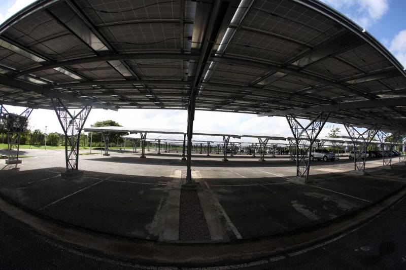 Metade da energia consumida no Hangar-Convenções e Feiras da
Amazônia já está sendo gerada por placas fotovoltaicas (painéis solares). A
entrega do projeto pelo governador Simão Jatene aconteceu nesta quinta-
feira, 22, no estacionamento do Hangar, em Belém.

FOTO: ANTÔNIO SILVA / AG. PARÁ
DATA: 22.03.2018
BELÉM - PARÁ <div class='credito_fotos'>Foto: ANTONIO SILVA / AG. PARÁ    |   <a href='/midias/2018/originais/02a587fe-6d0e-4507-9e9d-a29f1701c71d.jpg' download><i class='fa-solid fa-download'></i> Download</a></div>