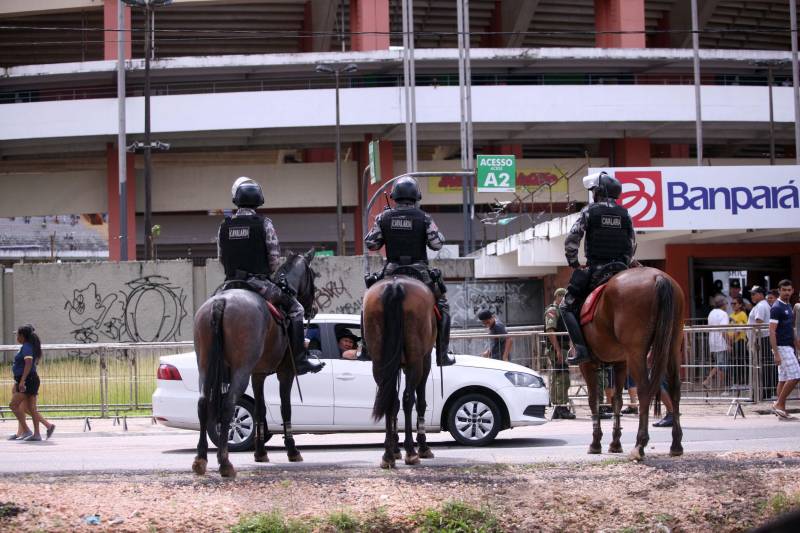 O Clube do Remo venceu o Paysandu por 2 a 1 na tarde deste domingo, partida realizada no Estádio Mangueirão, e largou na frente pelo título do Campeonato Paraense de 2018. Na foto, policiamento faz a segurança da partida.

FOTO: THIAGO GOMES / AG. PARÁ
DATA: 01.04.2018
BELÉM - PARÁ <div class='credito_fotos'>Foto: Thiago Gomes /Ag. Pará   |   <a href='/midias/2018/originais/02b93322-d778-49f0-ab45-7d20175d5cb6.jpg' download><i class='fa-solid fa-download'></i> Download</a></div>