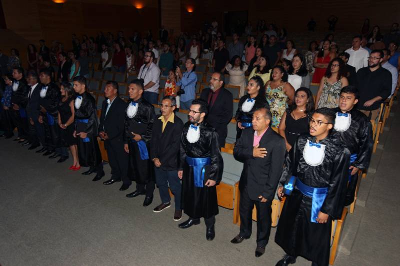 11 concluintes do Bacharelado em Música que colaram grau na noite desta quinta-feira (01) no Teatro Maia Sylvia Nunes, na Estação das Docas. 

FOTO: CARLOS SODRÉ / AG. PARÁ
DATA: 01.03.2018
BELÉM - PARÁ <div class='credito_fotos'>Foto: CARLOS SODRÉ / AG. PARÁ    |   <a href='/midias/2018/originais/02d8780d-540f-47b3-b2d2-4d9842a1d1e1.jpg' download><i class='fa-solid fa-download'></i> Download</a></div>