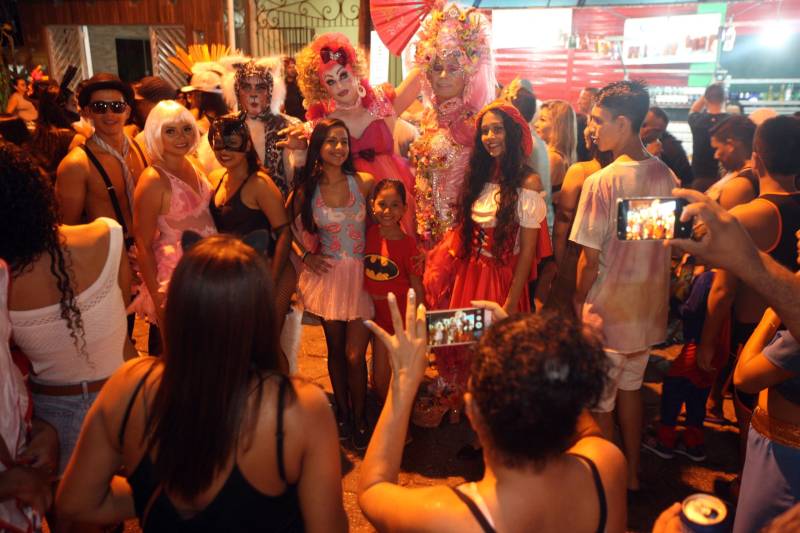 O professor Júlio Leal Gomes é natural de Vigia de Nazaré, no nordeste paraense, terra conhecida pela hospitalidade, principalmente em época festiva. Mantendo a tradição, no Carnaval Júlio e seus irmãos abrem a casa da família para amigos e outros parentes. Neste ano, o imóvel de quatro cômodos abrigou mais de 50 pessoas. Vigia tem um dos maiores e mais tradicionais carnavais do Pará. Nesta época do ano, a população do município, de 51.173 habitantes (Censo/IBGE), triplica com a chegada de brincantes oriundos de todo o Brasil, e os vigienses – igual coração de mãe - acolhem essa multidão. A estimativa é a cidade receber mais de 300 mil pessoas neste Carnaval.

FOTO: IGOR BRANDÃO / AG PARÁ
DATA: 13.02.2018
VIGIA - PARÁ <div class='credito_fotos'>Foto: IGOR BRANDÃO / AG. PARÁ   |   <a href='/midias/2018/originais/033d84cd-7719-4afb-b2f7-b9877a9432a3.jpg' download><i class='fa-solid fa-download'></i> Download</a></div>