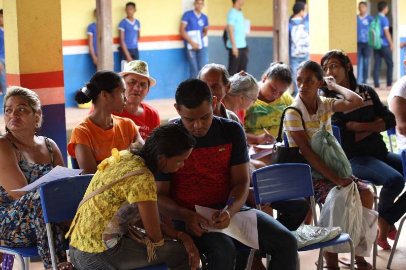 Na manhã desta quarta-feira (21), a ilha de Cotijuba recebeu a primeira edição do Projeto Família e Cidadania de 2018. O evento está sendo realizado na Escola Estadual de Ensino Fundamental e Médio Professora Marta da Conceição até a próxima sexta-feira (23). Durante a manhã mais de 40 pessoas estiveram presentes na abertura do evento, mas a expectativa é que esse número aumente, já que o projeto continua nos próximos dias, sempre com início às 8h.

FOTO: SIDNEY OLIVEIRA / AG. PARÁ
DATA: 21.02.2018
COTIJUBA - PARÁ <div class='credito_fotos'>Foto: Sidney Oliveira/Ag. Pará   |   <a href='/midias/2018/originais/0357402f-e4de-489f-bea5-b935d5306610.jpg' download><i class='fa-solid fa-download'></i> Download</a></div>