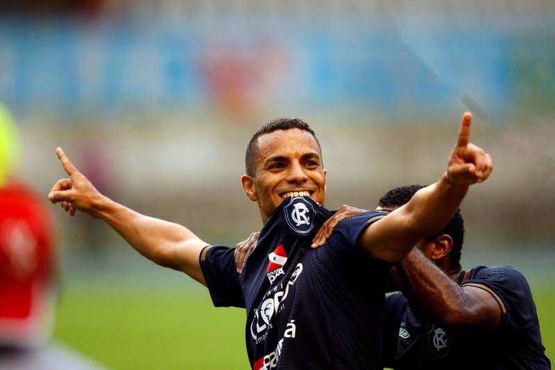 O Clube do Remo venceu o Paysandu por 2 a 1 na tarde deste domingo, partida realizada no Estádio Mangueirão, e largou na frente pelo título do Campeonato Paraense de 2018. Na foto, o jogador Rodriguinho comemora gol marcado.

FOTO: THIAGO GOMES / AG. PARÁ
DATA: 01.04.2018
BELÉM - PARÁ <div class='credito_fotos'>Foto: Thiago Gomes /Ag. Pará   |   <a href='/midias/2018/originais/03ac9571-fc1a-4273-b03a-d0e08d49f029.jpg' download><i class='fa-solid fa-download'></i> Download</a></div>