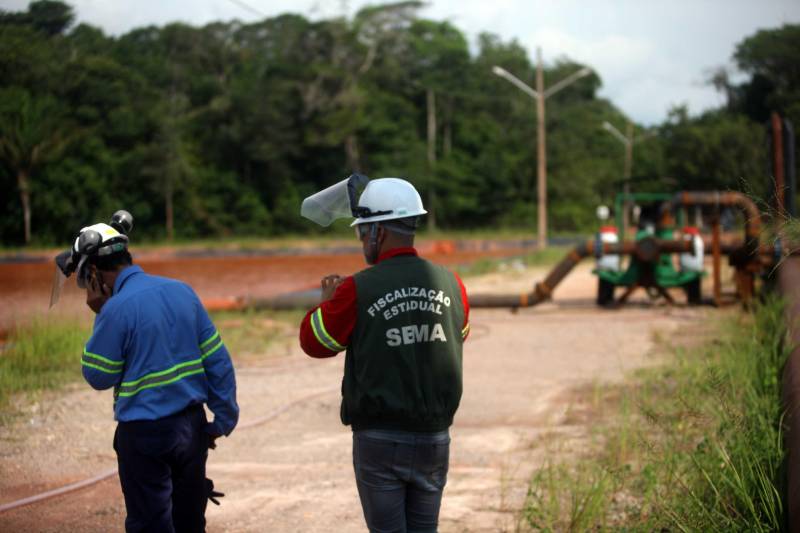 Iniciou neste sábado, 24, o prazo que o Governo do Estado deu para que a empresa de alumínio Hydro Alunorte adote procedimentos e mecanismos seguros ambientalmente, a fim de que as bacias de resíduos da empresa baixem os níveis em pelo menos um metro – o que é definido tecnicamente como padrão de segurança com comprovação permanente da redução e manutenção dos níveis. Uma equipe de fiscalização da Secretaria de Estado de Meio Ambiente e Sustentabilidade (Semas) está no município para fazer o monitoramento dos níveis das bacias do sistema de tratamento dos rejeitos da Bauxita. "Vamos montar equipes para, de duas em duas horas, avaliar o nível das bacias. Em caso de chuva o monitoramento será feito de uma em uma hora", explicou Rejiane Santos, geóloga da Diretoria de Licenciamento Ambiental da Semas.

FOTO: IGOR BRANDÃO / AG PARÁ
DATA: 24.02.2018
BELÉM - PARÁ
 <div class='credito_fotos'>Foto: IGOR BRANDÃO / AG. PARÁ   |   <a href='/midias/2018/originais/041aaaf8-47dd-428d-a7ca-f3427c59935a.jpg' download><i class='fa-solid fa-download'></i> Download</a></div>