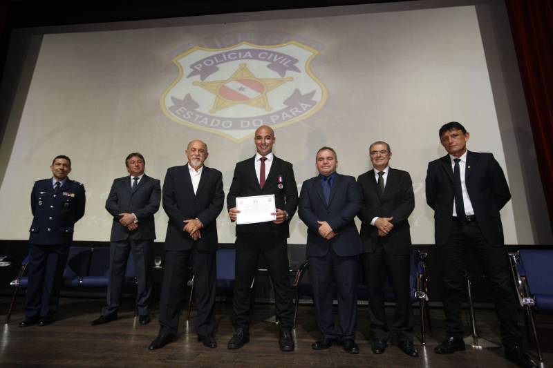 O Pará vai voltar a ter um delegado de polícia para cada município. A posse de 149 novos delegados da Polícia Civil, que aconteceu nesta segunda-feira (26) no Teatro Maria Sylvia Nunes, na Estação das Docas, vai garantir, com sobras, a cobertura completa dos 144 municípios do estado. Aprovados em concurso público, os novos delegados concluíram o curso de Formação da Polícia Civil do Pará no dia 15 deste mês. O curso foi o primeiro do Brasil a incluir sete disciplinas inéditas: Oratória, Atuação Policial frente aos Grupos Vulneráveis, Relacionamento com a Imprensa e Mídias Sociais, Abordagem Psicopatológica do Crime e da Violência, Investigação Financeira no Enfrentamento ao Crime de Lavagem de dinheiro, Noções Básicas de Enfrentamento às Fraudes Veiculares e Linguagem Brasileira de Sinais. O concurso aprovou ainda 300 investigadores, 180 escrivães e 20 papiloscopistas. Os novos policiais civis passaram por quatro meses de formação técnica e profissional na Acadepol. Com a nomeação, o próximo passo será a lotação dos novos servidores públicos nas unidades de Polícia Civil do estado, quando eles saberão em qual região do Pará trabalharão inicialmente. Na foto, o formando João Costa (calvo), primeiro lugar no curso.

FOTO: SYDNEY OLIVEIRA / AG. PARÁ
DATA: 26.02.2018
BELÉM - PARÁ <div class='credito_fotos'>Foto: Sidney Oliveira/Ag. Pará   |   <a href='/midias/2018/originais/04567a07-82a8-4eaa-8681-3fb4e930beea.jpg' download><i class='fa-solid fa-download'></i> Download</a></div>