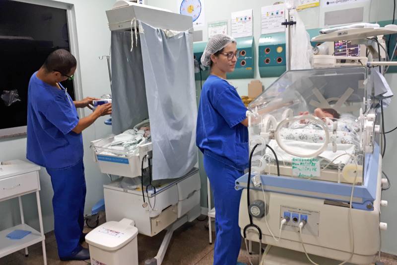 Com o objetivo de seguir as orientações baseadas em evidências científicas sobre o uso de oxigênio em neonatologia, juntamente com unidades internacionais, o Hospital Regional do Sudeste do Pará - Dr. Geraldo Veloso (HRSP), em Marabá, aderiu ao Projeto 'Coala: Controlando Oxigênio Alvo Ativamente'.

FOTO: ASCOM HRSP
DATA: 29.11.2018
MARABÁ - PARÁ <div class='credito_fotos'>Foto: ASCOM HRSP   |   <a href='/midias/2018/originais/04c91d8c-46fa-4fae-9b2a-2d5a4efb2368.jpg' download><i class='fa-solid fa-download'></i> Download</a></div>