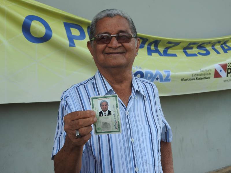 Termina neste sábado, 17, o atendimento da Caravana Pro Paz Cidadania em Bragança, município localizado na região nordeste do estado. Com o apoio da prefeitura e secretarias estaduais, a ação começou na quinta-feira, 15, no ginásio do Senai. Até o momento, mais de dois mil atendimentos foram feitos. A população pode solicitar a emissão de RG, CPF, certidão de nascimento (1° e 2° via), Id Jovem, identidade de nome social e aconselhamento jurídico. Na foto, Caetano Cardoso, 75 anos.

FOTO: CARLOS SODRÉ / AG. PARÁ
DATA: 16.03.2018
BRAGANÇA - PARÁ <div class='credito_fotos'>Foto: Carlos Sodré/Agência Pará   |   <a href='/midias/2018/originais/05b8bab7-f4f8-4209-ad23-2cdf35b3869f.jpg' download><i class='fa-solid fa-download'></i> Download</a></div>