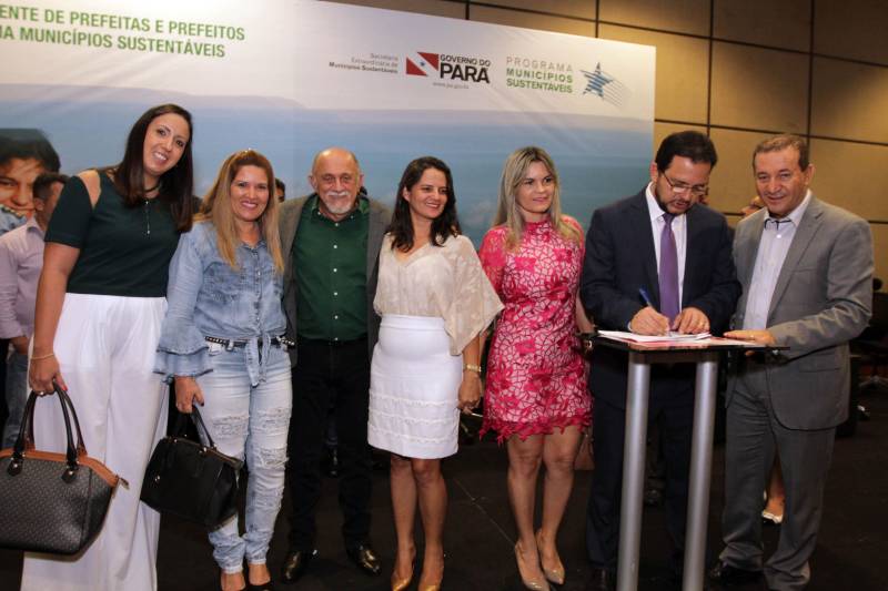 O primeiro dia do  Fórum Permanente de Prefeitas e Prefeitos dos Municípios Sustentáveis contou com a participação de 85 prefeitos , 17 vices e 21 secretários municipais dos 141 municípios manifestaram interesse em adotar as diretrizes do programa. Para o governador Simão Jatene, esta grande participação simboliza a união de agentes públicos que colocaram os interesses coletivos acima dos interesses individuais para construir um estado melhor para todos. Com o tema “Gestão Compartilhada”, o evento traz as experiências e os desdobramentos das agendas governamentais que foram planejadas em parceria com as gestões municipais. Através da Secretaria Extraordinária de Municípios Sustentáveis (Semsu) Governo do Pará, por meio da Semsu, investe na capacitação dos municípios para a promoção de uma gestão fiscal eficiente. Para Izabela Jatene, este primeiro dia serviu para sinalizar o quanto os gestores estão preocupados com o equilíbrio da questão fiscal dos municípios e em desenvolver uma governança compartilhada para desenvolver seus municípios.

FOTO: CRISTINO MARTINS / AG. PARÁ
DATA: 07.02.2018
BELÉM - PARÁ <div class='credito_fotos'>Foto: Cristino Martins/Ag. Pará   |   <a href='/midias/2018/originais/05ba4a60-a5d5-4730-8ea2-64189acd3cdf.jpg' download><i class='fa-solid fa-download'></i> Download</a></div>