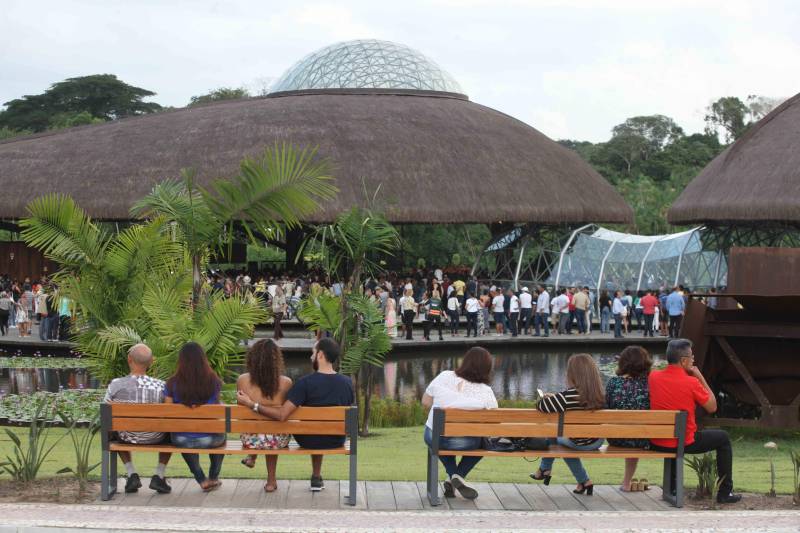 O Parque Estadual do Utinga (PEUt) o mais importante espaço de preservação e estudo da biodiversidade dentro da Região Metropolitana de Belém será reaberto à população a partir desta sexta,16, a partir das 16h30, com apresentações artísticas, com o Boi Veludinho, crianças do Pro Paz e a premiada Orquestra Sinfônica do Theatro da Paz. A apresentação será em um espaço ao ar livre e não será necessária a retirada de ingressos, por esse motivo, a recomendação é que o público chegue cedo, porque a entrada será fechada quando o espaço estiver lotado. 

FOTO: SIDNEY OLIVEIRA / AG PARÁ 
DATA: 16.03.2018 
BELÉM - PARÁ <div class='credito_fotos'>Foto: Sidney Oliveira/Ag. Pará   |   <a href='/midias/2018/originais/05ce7773-ef80-4a84-a960-c6d0ab00d3d4.jpg' download><i class='fa-solid fa-download'></i> Download</a></div>