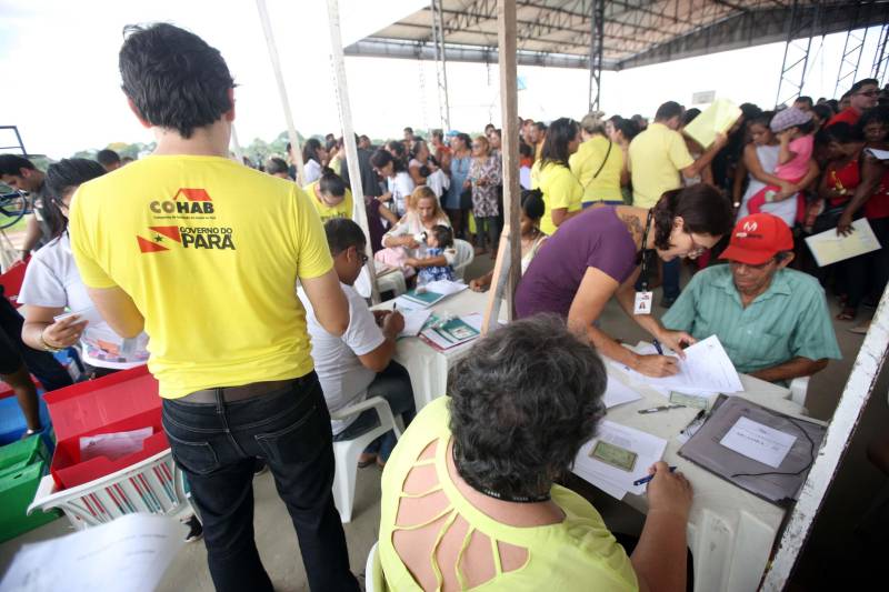 O governo do Pará, por meio da Companhia de Habitação do Pará (Cohab) entregou, neste sábado (24), as chaves dos 4 mil apartamentos do Residencial Viver Melhor Marituba. O local passa a ser, agora, a moradia de mais de 15 mil pessoas que aguardavam pelo empreendimento. Desde o início da manhã, servidores da Cohab estavam a postos, na quadra de esportes do Residencial, organizando a entrega das chaves dos apartamentos. A Companhia de Saneamento do Pará (Cosanpa) também atendia os novos moradores, que já podiam realizar o cadastro de suas unidades de consumo para ligação do fornecimento de água.

FOTO: THIAGO GOMES / AG PARÁ
DATA: 24.02.2018
MARITUBA - PARÁ <div class='credito_fotos'>Foto: Thiago Gomes /Ag. Pará   |   <a href='/midias/2018/originais/0639ba21-512a-4154-a636-cd13d9a8e926.jpg' download><i class='fa-solid fa-download'></i> Download</a></div>