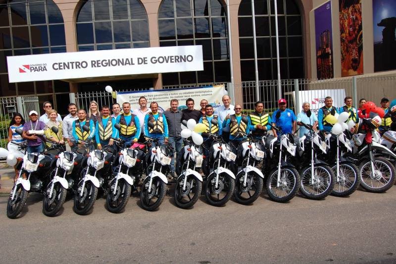 A categoria de mototaxistas permissionários, que realiza o transporte de passageiros em Santarém, na região oeste do Pará, foi beneficiada nesta quarta-feira (4), com a entrega de motocicletas financiadas a partir do programa de microcrédito do Governo do Estado, o CredCidadão.

FOTO: WILLIAM SANTOS / ASCOM CRGBA
DATA: 04.07.2018
SANTARÉM - PARÁ <div class='credito_fotos'>Foto: WILLIAM SANTOS / ASCOM CRGBA   |   <a href='/midias/2018/originais/07659b46-35b0-47db-8310-e4af0fe79369.jpg' download><i class='fa-solid fa-download'></i> Download</a></div>