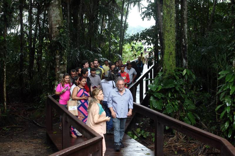 Jornalistas, influenciadores digitais e membros da sociedade civil organizada participaram, nesta quinta-feira (15), da visita guiada ao Parque Estadual do Utinga (Peut) que será inaugurado na sexta-feira (16), às 16h30. Os convidados foram recebidos pelo secretário estadual de Cultura, o arquiteto Paulo Chaves; pelo presidente do Ideflor-bio, Thiago Novaes; pelo gerente do Peut, Julio Meyer; pelo secretário de comunicação, Daniel Nardin e pelo representante da diretoria da Unidade de Conservação do Parque, Wendel Andrade. O evento começou às 9h com a apresentação das melhorias feitas no espaço durante as obras, dos serviços que funcionarão no local e de algumas normas de utilização desse novo equipamento. 

FOTO: SIDNEY OLIVEIRA / AG. PARÁ
DATA: 15.03.2018
BELÉM - PARÁ <div class='credito_fotos'>Foto: Sidney Oliveira/Ag. Pará   |   <a href='/midias/2018/originais/076c89c1-887f-48ee-b030-c247daa86737.jpg' download><i class='fa-solid fa-download'></i> Download</a></div>