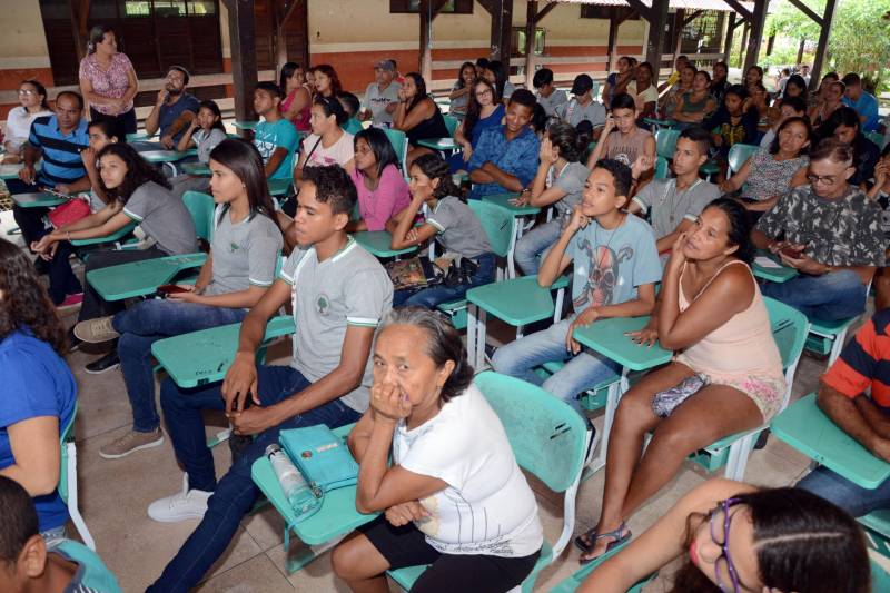 Diretores da Secretaria de Estado de Educação (Seduc) e de órgãos do Sistema de Segurança Pública e promotoras do Ministério Público do Estado se reuniram nesta quinta-feira (15) com gestores, professores, estudantes e pais de alunos da Escola Estadual Palmira Gabriel, com o objetivo de definir ações de segurança para a unidade de ensino. A reunião ocorreu na própria escola, na Avenida Augusto Montenegro, em Belém. A primeira ação definida, e logo posta em prática, foi colocar uma viatura do 10º Batalhão de Polícia Militar (10º BPM) em frente à escola, como base do policiamento na área. A viatura será utilizada em ocorrências no bairro, mas retornará sistematicamente à escola nos três turnos de atividades pedagógicas. A Seduc vai providenciar, de acordo com planejamento da comunidade escolar, a construção de um muro nos fundos e a instalação, em breve, de um sistema de monitoramento por câmeras nas dependências da unidade escolar.

FOTO: ELISEU DIAS / ASCOM SEDUC
DATA: 15.03.2018
BELÉM - PARÁ <div class='credito_fotos'>Foto: Eliseu Dias / Ascom Seduc   |   <a href='/midias/2018/originais/078c9904-dff2-47d0-957c-38944164720c.jpg' download><i class='fa-solid fa-download'></i> Download</a></div>