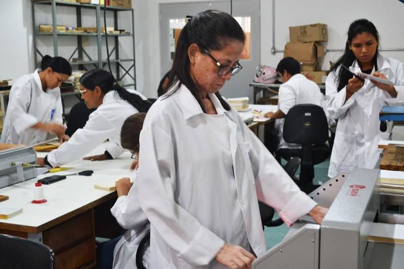 Estão abertas as inscrições para as oficinas (foto) de higienização e restauro de Acervo Bibliográfico do mês março, realizadas no Centur. Até dia 27 de fevereiro as inscrições podem ser feitas no site da Fundação Cultural do Pará (FCP). Todos os meses a Biblioteca Arthur Vianna disponibiliza essas oficinas para que acadêmicos e o público em geral possam aprender a conservar, higienizar e restaurar obras literárias.

FOTO: LUCAS MOTA / ASCOM FCP
DATA: 20.02.2018
BELÉM - PARÁ <div class='credito_fotos'>Foto: LUCAS MOTA / ASCOM FCP   |   <a href='/midias/2018/originais/07ba5545-709f-4c0f-b97c-b9e688b8f94a.jpg' download><i class='fa-solid fa-download'></i> Download</a></div>