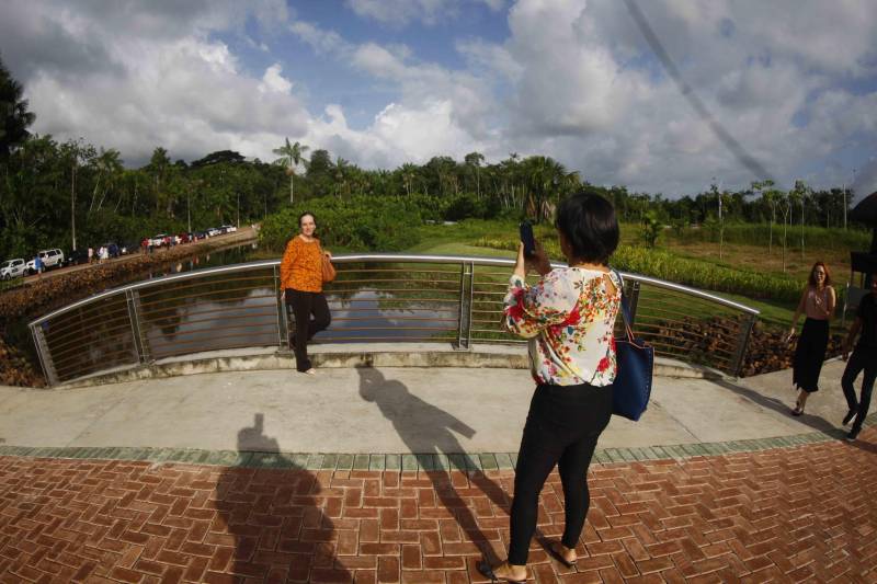 O Parque Estadual do Utinga (PEUt) o mais importante espaço de preservação e estudo da biodiversidade dentro da Região Metropolitana de Belém será reaberto à população a partir desta sexta,16, a partir das 16h30, com apresentações artísticas, com o Boi Veludinho, crianças do Pro Paz e a premiada Orquestra Sinfônica do Theatro da Paz. A apresentação será em um espaço ao ar livre e não será necessária a retirada de ingressos, por esse motivo, a recomendação é que o público chegue cedo, porque a entrada será fechada quando o espaço estiver lotado. 

FOTO: THIAGO GOMES / AG PARÁ 
DATA: 16.03.2018 
BELÉM - PARÁ <div class='credito_fotos'>Foto: Thiago Gomes /Ag. Pará   |   <a href='/midias/2018/originais/07c9e7ec-9392-49f2-9b53-7aa6db0efcb9.jpg' download><i class='fa-solid fa-download'></i> Download</a></div>