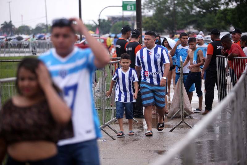 O Clube do Remo venceu o Paysandu por 2 a 1 na tarde deste domingo, partida realizada no Estádio Mangueirão, e largou na frente pelo título do Campeonato Paraense de 2018. 

FOTO: THIAGO GOMES / AG. PARÁ
DATA: 01.04.2018
BELÉM - PARÁ <div class='credito_fotos'>Foto: Thiago Gomes /Ag. Pará   |   <a href='/midias/2018/originais/07e861f6-e4dd-4df6-9734-da10edc3d36d.jpg' download><i class='fa-solid fa-download'></i> Download</a></div>