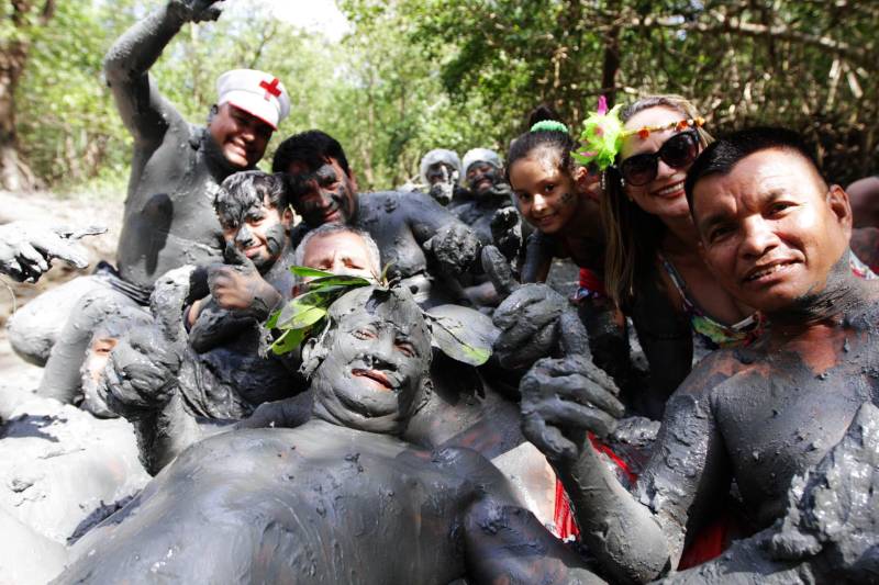 Em Curuçá, no nordeste do Estado, é do mangue que sai o caranguejo, sustento de muitas famílias, e a lama (Tijuco), matéria-prima da fantasia usada pelos brincantes do tradicional bloco carnavalesco "Pretinhos do Mangue". Neste domingo (11), segundo a organização do evento, mais de 17 mil pessoas entre brincantes e espectadores acompanharam o cortejo que teve início no Porto dos Pretinhos e seguiu pelas principais ruas do município até a praça da folia, na orla. O bloco nasceu no ano de 1989 a partir da frustração de dois amigos que foram ao mangue atrás de alimento, mas não conseguiram nenhum caranguejo. Então decidiram passar lama pelo corpo e saíram pela cidade em forma de protesto. "O mangue oferece o nosso caranguejo, mexilhão e camarão. É daqui que as famílias tiram seu sustento. Nossa intenção é aproveitar esse momento de alegria e passar essa mensagem de preservação", afirmou Edmilson Campos, mais conhecido como "Cafá", que está à frente do bloco há 18 anos.

FOTO: CRISTINO MARTIS / AG PARÁ
12.02.2018
CURUÇÁ - PARÁ <div class='credito_fotos'>Foto: Cristino Martins/Ag. Pará   |   <a href='/midias/2018/originais/088914f2-95d5-4b53-80d8-ae4693fac224.jpg' download><i class='fa-solid fa-download'></i> Download</a></div>