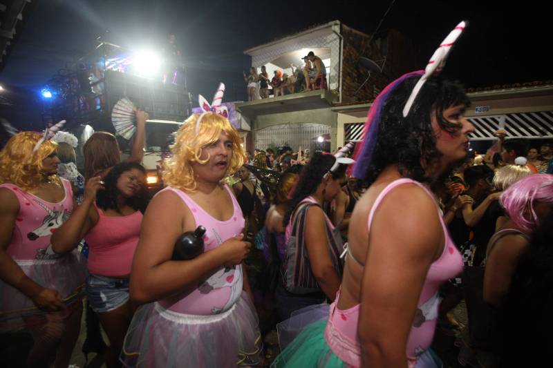 O professor Júlio Leal Gomes é natural de Vigia de Nazaré, no nordeste paraense, terra conhecida pela hospitalidade, principalmente em época festiva. Mantendo a tradição, no Carnaval Júlio e seus irmãos abrem a casa da família para amigos e outros parentes. Neste ano, o imóvel de quatro cômodos abrigou mais de 50 pessoas. Vigia tem um dos maiores e mais tradicionais carnavais do Pará. Nesta época do ano, a população do município, de 51.173 habitantes (Censo/IBGE), triplica com a chegada de brincantes oriundos de todo o Brasil, e os vigienses – igual coração de mãe - acolhem essa multidão. A estimativa é a cidade receber mais de 300 mil pessoas neste Carnaval.

FOTO: IGOR BRANDÃO / AG PARÁ
DATA: 13.02.2018
VIGIA - PARÁ <div class='credito_fotos'>Foto: IGOR BRANDÃO / AG. PARÁ   |   <a href='/midias/2018/originais/08931f9f-1f22-4546-bb95-d710af5a8e50.jpg' download><i class='fa-solid fa-download'></i> Download</a></div>