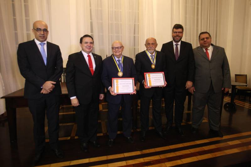 O governador Simão Jatene foi homenageado pela Associação do Corpo Consular no Estado do Pará (ACCP) com a Comenda do Mérito Consular João Clemente Baena Soares. A maior honraria da entidade foi entregue na noite desta quinta-feira (22), no salão nobre do prédio sede da Associação Comercial do Pará (ACP), em Belém. Na foto, o governador Simão Jatene (d), e o embaixador Baena Soares recebem comenda.

FOTO: IGOR BRANDÃO / AG. PARÁ
DATA: 22.02.2018
BELÉM - PARÁ <div class='credito_fotos'>Foto: IGOR BRANDÃO / AG. PARÁ   |   <a href='/midias/2018/originais/08e07d22-6585-4ca1-b0ad-d1270d582b48.jpg' download><i class='fa-solid fa-download'></i> Download</a></div>