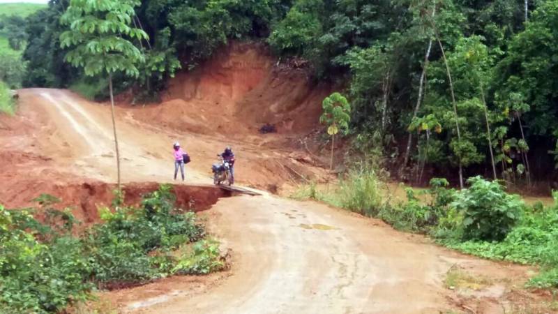 Nesta sexta-feira, 23, uma equipe da Defesa Civil do Pará se deslocou de Marabá rumo ao município de Itupiranga, na região sudeste do estado. Por conta do período chuvoso, 15 pontes da cidade apresentaram sérios problemas. Além disso, 300 pessoas estão desalojadas e 100 desabrigadas. Para auxiliar no atendimento dessas famílias, a Defesa Civil de Itupiranga solicitou ajuda da Coordenadoria Estadual de Defesa Civil. O subcomandante do 5º Grupamento Bombeiro Militar, Major Paulo César Vaz, ressaltou que esta é a segunda avaliação feita no município. “Enviamos a mesma equipe que esteve em Itupiranga, no dia 16 de fevereiro, para uma nova avaliação e dar o suporte necessário à Defesa Civil municipal no sentido de preencher o sistema S2iD (Sistema Integrado de Informações sobre Desastres do Governo Federal), o que vai subsidiar a prefeitura para decretar situação de emergência no município, e assim, consiga atender as demandas emergenciais”, explicou.

FOTO: ASCOM / DEFESA CIVIL
DATA: 23.02.2018
ITUPIRANGA - PARÁ <div class='credito_fotos'>Foto: ASCOM / DEFESA CIVIL    |   <a href='/midias/2018/originais/092e9082-8417-471f-ace9-c5f785bf1ff3.jpg' download><i class='fa-solid fa-download'></i> Download</a></div>