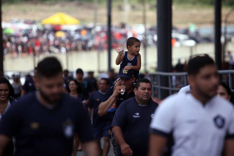 O Clube do Remo venceu o Paysandu por 2 a 1 na tarde deste domingo, partida realizada no Estádio Mangueirão, e largou na frente pelo título do Campeonato Paraense de 2018. 

FOTO: THIAGO GOMES / AG. PARÁ
DATA: 01.04.2018
BELÉM - PARÁ <div class='credito_fotos'>Foto: Thiago Gomes /Ag. Pará   |   <a href='/midias/2018/originais/09a05ad7-0051-4632-b8ab-29a672149dc9.jpg' download><i class='fa-solid fa-download'></i> Download</a></div>