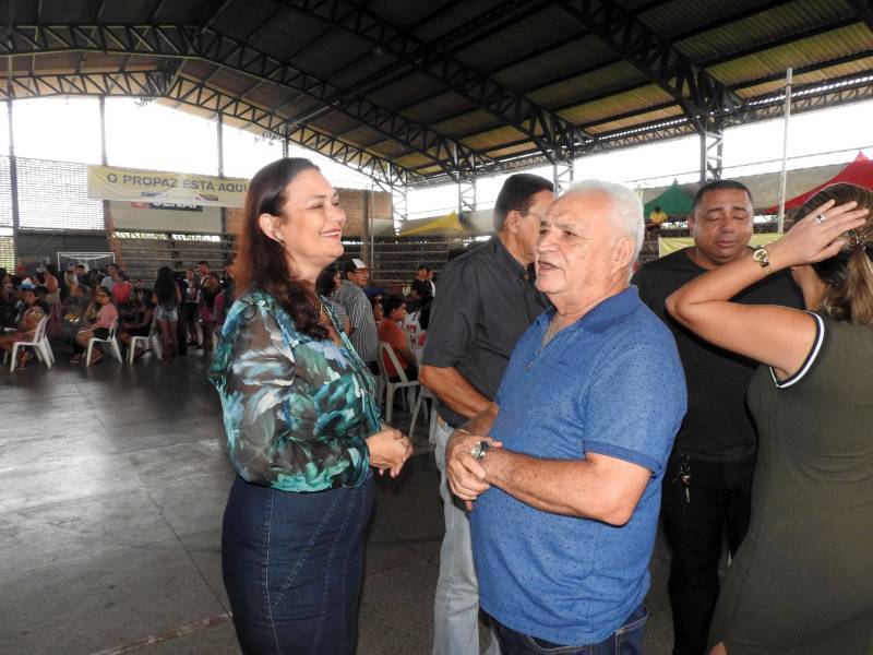 Termina neste sábado, 17, o atendimento da Caravana Pro Paz Cidadania em Bragança, município localizado na região nordeste do estado. Com o apoio da prefeitura e secretarias estaduais, a ação começou na quinta-feira, 15, no ginásio do Senai. Até o momento, mais de dois mil atendimentos foram feitos. A população pode solicitar a emissão de RG, CPF, certidão de nascimento (1° e 2° via), Id Jovem, identidade de nome social e aconselhamento jurídico. Na foto, Mônica Altman, presidente da Fundação Pro Paz (e).

FOTO: CARLOS SODRÉ / AG. PARÁ
DATA: 16.03.2018
BRAGANÇA - PARÁ <div class='credito_fotos'>Foto: Carlos Sodré/Agência Pará   |   <a href='/midias/2018/originais/09bdd7e8-6921-4dad-87c7-f082a7f3dcb5.jpg' download><i class='fa-solid fa-download'></i> Download</a></div>