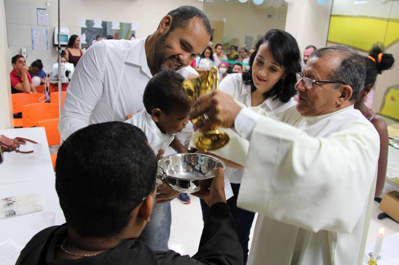 A brinquedoteca estava lotada, as crianças vestidas de branco e o videogame dava lugar à imagem de Nossa Senhora de Nazaré. Tudo isso indicava que algo diferente aconteceria no Hospital Oncológico Infantil Octávio Lobo, na tarde de sábado, 17. 

FOTO: ASCOM HOIOL
DATA: 17.02.2018
BELÉM - PARÁ <div class='credito_fotos'>Foto: ASCOM HOIOL   |   <a href='/midias/2018/originais/0a5935c1-dc63-490c-ba2c-8af8da0bb162.jpg' download><i class='fa-solid fa-download'></i> Download</a></div>