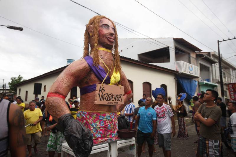 O professor Júlio Leal Gomes é natural de Vigia de Nazaré, no nordeste paraense, terra conhecida pela hospitalidade, principalmente em época festiva. Mantendo a tradição, no Carnaval Júlio e seus irmãos abrem a casa da família para amigos e outros parentes. Neste ano, o imóvel de quatro cômodos abrigou mais de 50 pessoas. Vigia tem um dos maiores e mais tradicionais carnavais do Pará. Nesta época do ano, a população do município, de 51.173 habitantes (Censo/IBGE), triplica com a chegada de brincantes oriundos de todo o Brasil, e os vigienses – igual coração de mãe - acolhem essa multidão. A estimativa é a cidade receber mais de 300 mil pessoas neste Carnaval.

FOTO: IGOR BRANDÃO / AG PARÁ
DATA: 13.02.2018
BELÉM - PARÁ <div class='credito_fotos'>Foto: IGOR BRANDÃO / AG. PARÁ   |   <a href='/midias/2018/originais/0a87ea39-ddf7-4288-a25e-76a6566f3c65.jpg' download><i class='fa-solid fa-download'></i> Download</a></div>