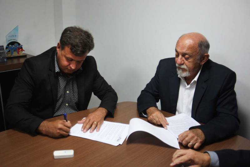 Governo assina de convênio de saúde entre Estado e Prefeiturta de Senador José Porfírio. Na foto, o prefeito de Senador, Dirceu Biancardi, o governador do Estado, Simão Jatene e o secretário de Saúde, Vítor Mateus.

FOTO: IGOR BRANDÃO / AG. PARÁ
DATA: 19.02.2018
BELÉM - PARÁ <div class='credito_fotos'>Foto: IGOR BRANDÃO / AG. PARÁ   |   <a href='/midias/2018/originais/0af8e977-6196-449b-b3ad-287916f4461b.jpg' download><i class='fa-solid fa-download'></i> Download</a></div>