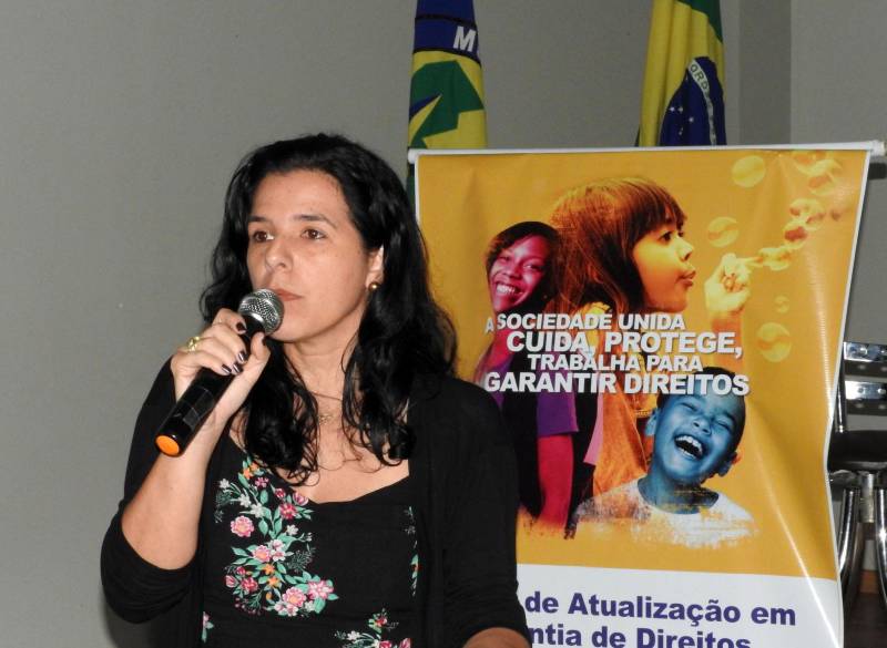 O município de Castanhal, na Região Metropolitana de Belém (RMB), recebeu nesta terça-feira (20) o Movimento pela Valorização do Estatuto da Criança e do Adolescente (Mover), que promove uma capacitação destinada a elaborar com órgãos do Executivo, Legislativo e Judiciário, além de representantes da sociedade civil, conselheiros tutelares e demais membros da rede de garantia de direitos da criança e adolescentes, ações e estratégias para o fortalecimento dos direitos de menores de 18 anos. O encontro será realizado até a próxima quinta-feira (22), das 09 às 17 h, no auditório da URE 8 (Unidade Regional de Educação). Na foto, Adriana Fernandes, assessora técnica da Secretaria Extraordinária de Estado de Integração de Políticas Sociais.

FOTO: CARLOS SODRÉ / AG. PARÁ
DATA: 19.02.2018
CASTANHAL - PARÁ <div class='credito_fotos'>Foto: CARLOS SODRÉ / AG. PARÁ    |   <a href='/midias/2018/originais/0b2849ce-c599-47b5-aa93-ee2d5243a441.jpg' download><i class='fa-solid fa-download'></i> Download</a></div>