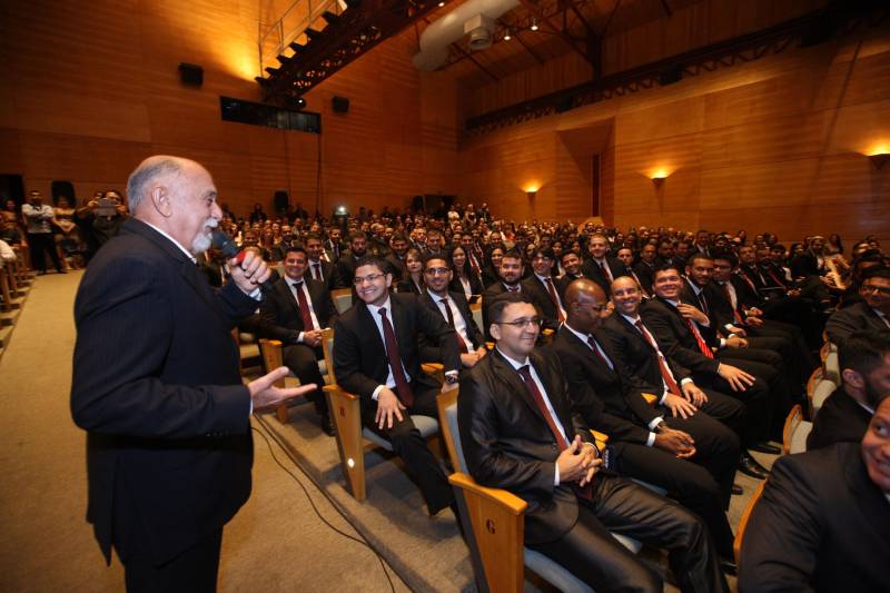 Para o governador Simão Jatene (foto), todos os nomeados podem se considerar – a partir do momento em que optaram por um concurso público no Pará – paraenses, “pois vão ajudar a construir o estado”. “Vocês terão a grata oportunidade de conhecer o estado pelo seu interior, o que é extremamente enriquecedor”, disse o governador. “Mas, preparem-se, pois terão poucos aplausos nos acertos e muitas e severas críticas ao menor erro”. Sobre o concurso e a posse dos novos delegados, Jatene disse que “mais um desafio foi vencido, que é o de ter um delegado para cada município”. “É mais um passo no sentido de combater a violência e melhorar os índices da segurança pública, o que nós fazemos mesmo com a crise que ainda assola o país”, disse o governador. “Enquanto existir essa vontade coletiva, unindo governo e sociedade, vamos vencer mais desafios, em todas as áreas”, concluiu Simão Jatene.

FOTO: SYDNEY OLIVEIRA / AG. PARÁ
DATA: 26.02.2018
BELÉM - PARÁ <div class='credito_fotos'>Foto: Sidney Oliveira/Ag. Pará   |   <a href='/midias/2018/originais/0b38ca0a-e6d2-4fb9-946e-51beac09d560.jpg' download><i class='fa-solid fa-download'></i> Download</a></div>