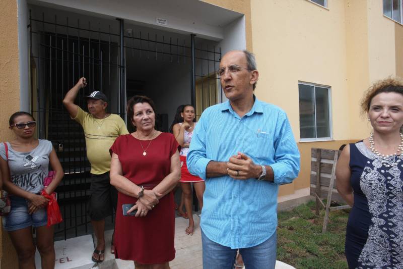 A tarde desta quarta-feira (02), foi de alegria para vinte famílias do Projeto Taboquinha, em Icoaraci, que ganharam uma nova habitação, com sala, cozinha, banheiro, dois quartos e área externa. Elas receberam as chaves de seus apartamentos das mãos da presidente da COHAB, Lene Farinha, de diretores da Companhia de Habitação e do deputado federal Arnaldo Jordy. Segundo a presidente da COHAB, Lene Farinha, o projeto Taboquinha "sempre foi dinâmico e já conseguimos avançar muito aqui. Falta entregar cerca de quarenta e quatro unidades habitacionais e fazer a revitalização dos canais, para assim concluirmos as obras", declarou. Ela solicitou que os novos moradores zelem pelas unidades e conservem as áreas livres. Ela também anunciou que está sendo preparada uma área ao lado da ponte do Cruzeiro destinada a um projeto voltado exclusivamente para os pescadores.

FOTO: CARLOS SODRÉ / AG. PARÁ
DATA: 02.05.2018
BELÉM - PARÁ <div class='credito_fotos'>Foto: Carlos Sodré/Agência Pará   |   <a href='/midias/2018/originais/0bc78c3e-e64c-4343-87eb-4b2e3374ab4a.jpg' download><i class='fa-solid fa-download'></i> Download</a></div>