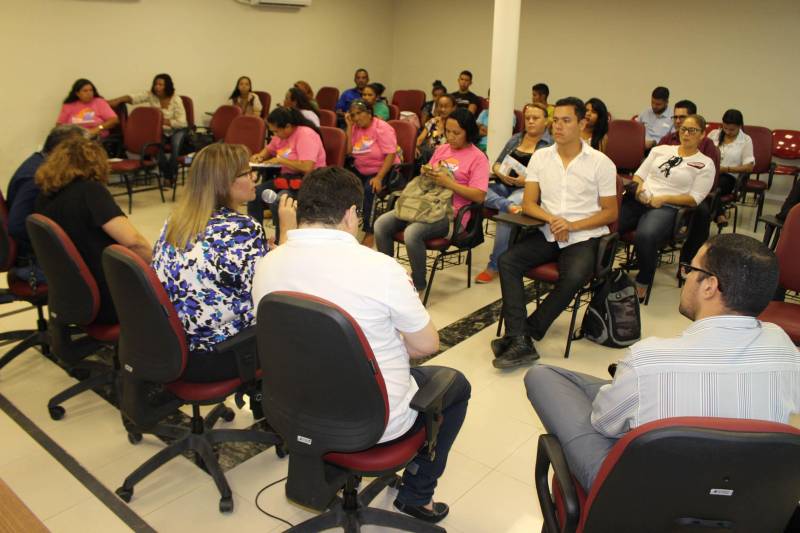 Alunos do curso de “Técnicas de gestão de resíduos sólidos” e de “Boas práticas higiênico sanitárias dos alimentos” foram certificados pelo Programa Pará Profissional. Ao todo, 32 concluintes estiveram presentes na cerimônia, que ocorreu no auditório da Casa Civil, na quinta-feira (28). O Programa Pará Profissional é um dos instrumentos utilizados no combate à desigualdade inter-regional no Estado, por meio da qualificação profissional da mão de obra local. Coordenado pela Secretaria de Estado de Ciência, Tecnologia e Educação Profissional e Tecnológica (Sectet), o programa é amparado pela Lei 8.427, de 16 de novembro de 2016. As ofertas de cursos são feitas de acordo com as demandas vindas dos setores produtivos de cada região do estado, mediante oficinas, reuniões e solicitações diretas das prefeituras.

FOTO: ERIKA TORRES / ASCOM NAC
DATA: 01.03.2018
BELÉM - PARÁ <div class='credito_fotos'>Foto: ERIKA TORRES / ASCOM NAC   |   <a href='/midias/2018/originais/0c11a856-7667-402c-9ef5-08b3292bd79e.jpg' download><i class='fa-solid fa-download'></i> Download</a></div>