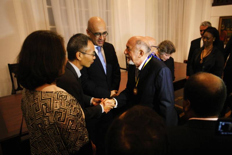 O governador Simão Jatene foi homenageado pela Associação do Corpo Consular no Estado do Pará (ACCP) com a Comenda do Mérito Consular João Clemente Baena Soares. A maior honraria da entidade foi entregue na noite desta quinta-feira (22), no salão nobre do prédio sede da Associação Comercial do Pará (ACP), em Belém.

FOTO: IGOR BRANDÃO / AG. PARÁ
DATA: 22.02.2018
BELÉM - PARÁ <div class='credito_fotos'>Foto: IGOR BRANDÃO / AG. PARÁ   |   <a href='/midias/2018/originais/0c3ee018-15e5-4779-8273-291aeb75c5ff.jpg' download><i class='fa-solid fa-download'></i> Download</a></div>