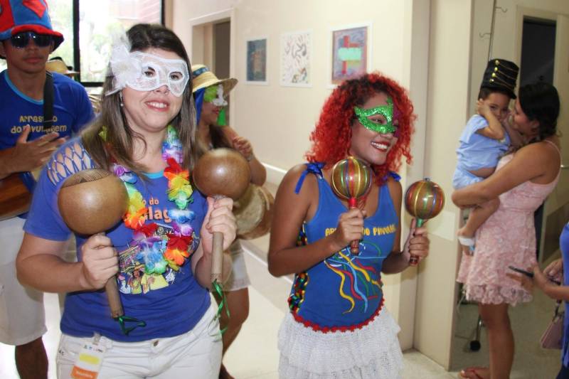 Quando os primeiros chapéus coloridos começaram a surgir e o som dos tambores passou a ecoar pelos corredores do Hospital Oncológico Infantil Octávio Lobo, portas dos quartos começaram a se abrir revelando rostos curiosos para ver que movimento diferente era aquele. Toda aquela animação vinha do Arraial do Pavulagem que, assim como faz em seus cortejos pelas ruas de Belém, literalmente arrastou as crianças e adolescentes em tratamento no Oncológico Infantil, para o tradicional Baile de Carnaval da unidade, que é gerenciada pela Pró-Saúde Associação Beneficente de Assistência Social e Hospitalar, sob contrato de gestão com a Secretaria de Estado de Saúde Pública (Sespa).

FOTO: ASCOM / HOIOL
DATA: 10.02.2018
BELÉM - PARÁ <div class='credito_fotos'>Foto: ASCOM HOIOL   |   <a href='/midias/2018/originais/0c910a36-159f-4402-a877-bbd2c1f9050e.jpg' download><i class='fa-solid fa-download'></i> Download</a></div>