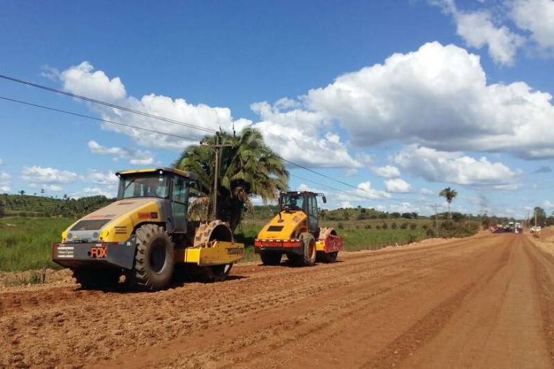 As chuvas começam a diminuir no interior do Estado e os trabalhos de manutenção das estradas paraenses continuam avançando. Serviços de pavimentação com CBUQ (concreto betuminoso usinado a quente) estão sendo realizados na rodovia PA-477 (foto), no trecho de 8 km entre São Geraldo do Araguaia e Piçarra.

FOTO: ASCOM SETRAN
DATA: 11.05.2018
SÃO GERALDO DO ARAGUAIA - PARÁ <div class='credito_fotos'>Foto: ASCOM SETRAN   |   <a href='/midias/2018/originais/0cd5dbdd-5596-4306-9b63-462ce68f5b8e.jpg' download><i class='fa-solid fa-download'></i> Download</a></div>