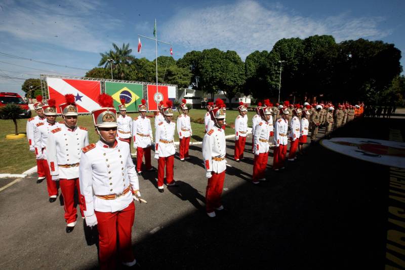 Orgulho e novas perspectivas profissionais marcaram a cerimônia alusiva ao 02 de julho, Dia Nacional do Bombeiro, que aconteceu na manhã desta sexta-feira (29), no Comando Geral do Corpo de Bombeiros Militar do Pará (CBMPA). Em meio à cerimônia cívico militar, houve desfile de tropas e a premiação de 79 pessoas, entre civis e militares, com a medalha Dom Pedro II. A medalha é a maior condecoração da corporação, regulamentada pelo Decreto n 6.898, de 27 de abril de 2009, e foi entregue pelo governador Simão Jatene às pessoas que tenham se destacado na corporação.

FOTO: SIDNEY OLIVEIRA / AG. PARÁ
DATA: 29.06.2018
BELÉM - PARÁ <div class='credito_fotos'>Foto: Sidney Oliveira/Ag. Pará   |   <a href='/midias/2018/originais/0cf3ec66-2829-4010-9891-ff1ad726db58.jpg' download><i class='fa-solid fa-download'></i> Download</a></div>