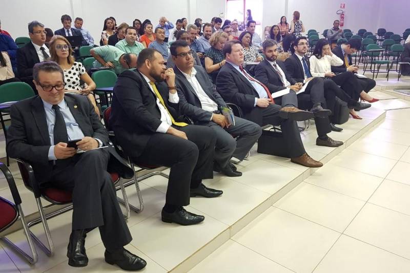 Após mais de um ano de amplo processo de construção coletiva, a Agenda Regional do Trabalho Decente de Carajás foi lançada pela Organização Internacional do Trabalho (OIT), pelo Ministério Público do Trabalho (MPT) e Tribunal Regional do Trabalho da 8ª Região (TRT 8), nesta terça-feira (24), no auditório da Ordem dos Advogados do Brasil (OAB) - Subseção Marabá.

FOTO: ASCOM CRGSP
DATA: 24.04.2018
MARABÁ - PARÁ <div class='credito_fotos'>Foto: ASCOM CRGSP   |   <a href='/midias/2018/originais/0d08bd3f-388c-4b37-8d98-051a7dc0f63c.jpg' download><i class='fa-solid fa-download'></i> Download</a></div>