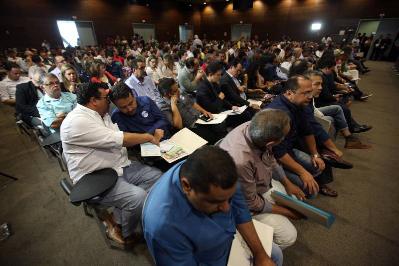 Foi aberta na manhã desta quarta-feira (7) a 3ª Reunião do Fórum Permanente de Prefeitas e Prefeitos dos Municípios Sustentáveis, que terá como tema central a governança compartilhada. O evento reúne gestores e técnicos dos 141 municípios que manifestaram interesse em adotar as diretrizes do programa e trará palestras e painéis com especialistas da área, além dos resultados alcançados com o auxílio do Programa Municípios Sustentáveis (PMS), gerido pela Secretaria Extraordinária de Municípios Sustentáveis (Semsu), principalmente no âmbito da gestão fiscal das prefeituras. A programação se estende até a quinta-feira (8), no Hangar Convenções e Feiras da Amazônia.

FOTO: SIDNEY OLIVEIRA / AG. PARÁ
DATA: 07.02.2018
BELÉM - PARÁ <div class='credito_fotos'>Foto: Sidney Oliveira/Ag. Pará   |   <a href='/midias/2018/originais/0d19ba33-d0c8-4662-a7f3-7cb40722c4f3.jpg' download><i class='fa-solid fa-download'></i> Download</a></div>