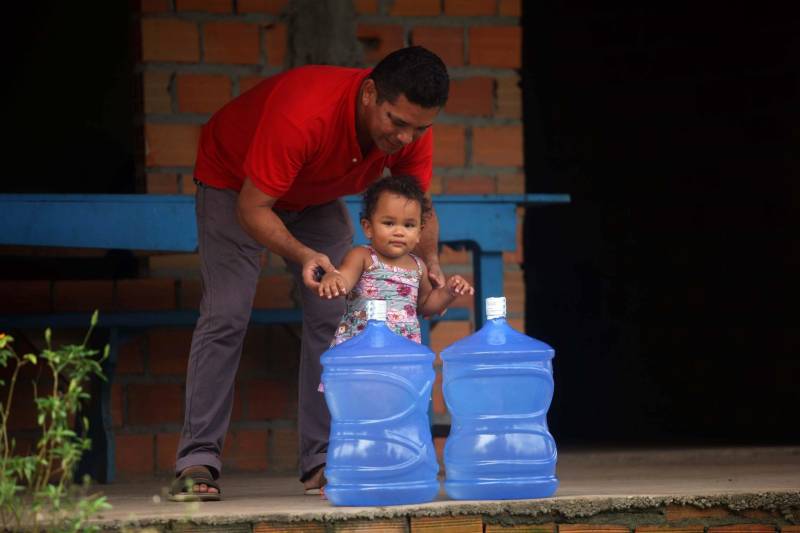 Iniciou neste sábado, 24, o prazo que o Governo do Estado deu para que a empresa de alumínio Hydro Alunorte adote procedimentos e mecanismos seguros ambientalmente, a fim de que as bacias de resíduos da empresa baixem os níveis em pelo menos um metro – o que é definido tecnicamente como padrão de segurança com comprovação permanente da redução e manutenção dos níveis. Uma equipe de fiscalização da Secretaria de Estado de Meio Ambiente e Sustentabilidade (Semas) está no município para fazer o monitoramento dos níveis das bacias do sistema de tratamento dos rejeitos da Bauxita. "Vamos montar equipes para, de duas em duas horas, avaliar o nível das bacias. Em caso de chuva o monitoramento será feito de uma em uma hora", explicou Rejiane Santos, geóloga da Diretoria de Licenciamento Ambiental da Semas.

FOTO: IGOR BRANDÃO / AG PARÁ
DATA: 24.02.2018
BELÉM - PARÁ <div class='credito_fotos'>Foto: IGOR BRANDÃO / AG. PARÁ   |   <a href='/midias/2018/originais/0d677416-81de-482c-85da-0649e687964b.jpg' download><i class='fa-solid fa-download'></i> Download</a></div>