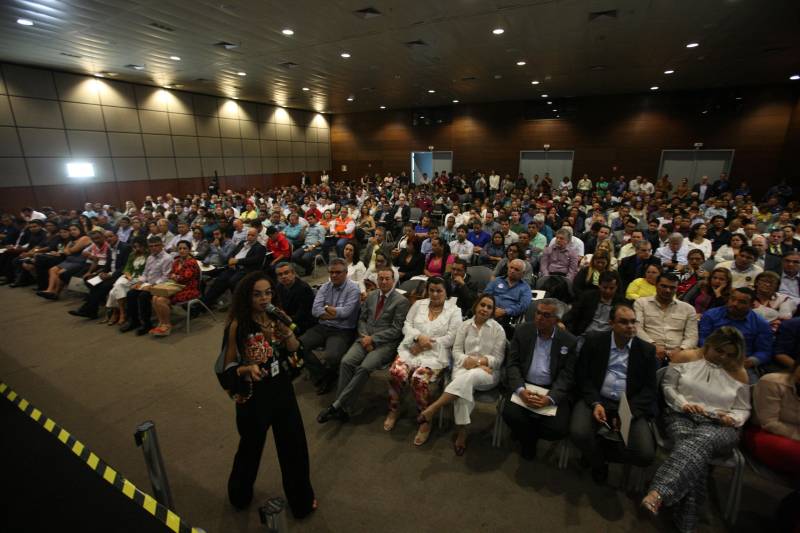 Foi aberta na manhã desta quarta-feira (7) a 3ª Reunião do Fórum Permanente de Prefeitas e Prefeitos dos Municípios Sustentáveis, que terá como tema central a governança compartilhada. O evento reúne gestores e técnicos dos 141 municípios que manifestaram interesse em adotar as diretrizes do programa e trará palestras e painéis com especialistas da área, além dos resultados alcançados com o auxílio do Programa Municípios Sustentáveis (PMS), gerido pela Secretaria Extraordinária de Municípios Sustentáveis (Semsu), principalmente no âmbito da gestão fiscal das prefeituras. A programação se estende até a quinta-feira (8), no Hangar Convenções e Feiras da Amazônia. Na foto, secretária de Municípios Sustentáveis, Izabela Jatene.

FOTO: SIDNEY OLIVEIRA / AG. PARÁ
DATA: 07.02.2018
BELÉM - PARÁ <div class='credito_fotos'>Foto: Sidney Oliveira/Ag. Pará   |   <a href='/midias/2018/originais/0d96fc6e-abc1-4785-9c72-e4a73d61175e.jpg' download><i class='fa-solid fa-download'></i> Download</a></div>