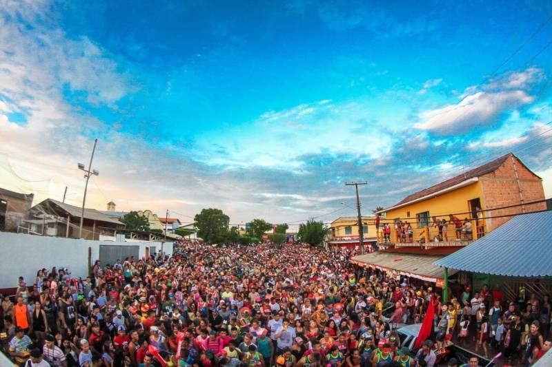 Tradição, história e simbolismo. Assim é a festa do Carnapauxis, realizado todos os anos no município de Óbidos, na região Oeste. O carnaval obidense é patrimônio cultural do estado do Pará e foi construído com identidade própria por meio de figuras e personagens históricos. A programação oficial iniciou na última quarta-feira (7), e prossegue até a quarta-feira de cinzas (14). Assim como a colonização de Óbidos, o Carnapauxis tem traços da origem portuguesa, principalmente por conta das alegorias e das máscaras. Esse adereço é símbolo do carnaval, através do Mascarado Fobó, onde as pessoas se vestem com um macacão colorido bem folgado, que chamam de "dominó", máscaras de papelão, feitas por alguns artesãos da cidade e capacete feito de cartolina e tiras de papel colorido, bexiga de boi, apito e pó.

FOTO: SAMUEL ALVARENGA / SECOM
DATA: 11.02.2018
ÓBIDOS - PARÁ <div class='credito_fotos'>Foto: ASCOM / PREFEITURA DE ÓBIDOS   |   <a href='/midias/2018/originais/0e18ea6e-4e50-4a19-9191-6d2517c28df2.jpg' download><i class='fa-solid fa-download'></i> Download</a></div>