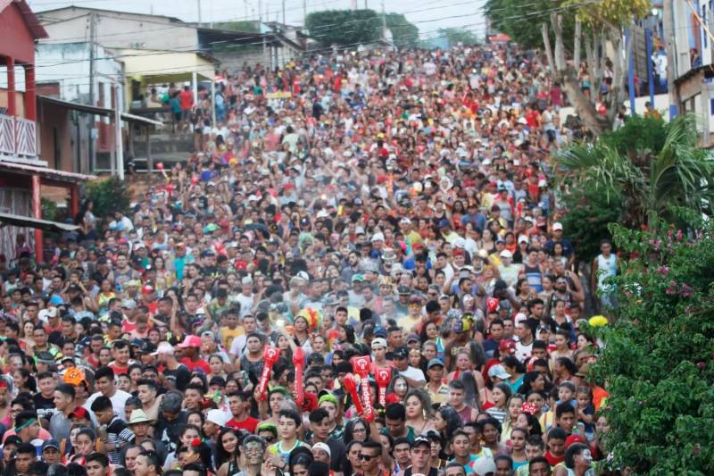 Tradição, história e simbolismo. Assim é a festa do Carnapauxis, realizado todos os anos no município de Óbidos, na região Oeste. O carnaval obidense é patrimônio cultural do estado do Pará e foi construído com identidade própria por meio de figuras e personagens históricos. A programação oficial iniciou na última quarta-feira (7), e prossegue até a quarta-feira de cinzas (14). Assim como a colonização de Óbidos, o Carnapauxis tem traços da origem portuguesa, principalmente por conta das alegorias e das máscaras. Esse adereço é símbolo do carnaval, através do Mascarado Fobó, onde as pessoas se vestem com um macacão colorido bem folgado, que chamam de "dominó", máscaras de papelão, feitas por alguns artesãos da cidade e capacete feito de cartolina e tiras de papel colorido, bexiga de boi, apito e pó.

FOTO: SAMUEL ALVARENGA / SECOM
DATA: 11.02.2018
ÓBIDOS - PARÁ <div class='credito_fotos'>Foto: ASCOM / PREFEITURA DE ÓBIDOS   |   <a href='/midias/2018/originais/0e37c620-f273-461a-85c7-3aef0be4e42f.jpg' download><i class='fa-solid fa-download'></i> Download</a></div>