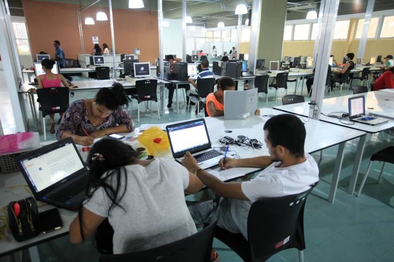 Biblioteca Pública Arthur Vianna, localizada no prédio do Centur. Com mais de 140 anos, o local é uma das principais referências na área em Belém, recebendo uma média de mil usuários por dia. Antes da popularização de instrumentos tecnológicos e sites especializados, a “biblioteca do Centur”, como é conhecida, era uma das principais fontes de pesquisa para alunos de todos os níveis de ensino em Belém. 

FOTO: MÁCIO FERREIRA / AG. PARÁ
DATA: 02.03.2018
BELÉM - PARÁ <div class='credito_fotos'>Foto: MÁCIO FERREIRA/ AG. PARÁ   |   <a href='/midias/2018/originais/0e5926c0-66ad-4b1b-b609-3025de827449.jpg' download><i class='fa-solid fa-download'></i> Download</a></div>