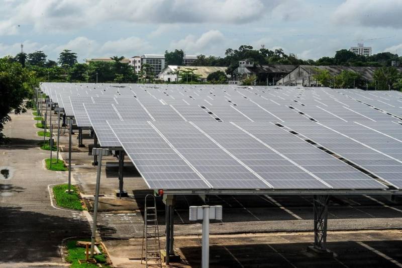 As equipes dos espaços administrados pela Organização Social Pará 20000: Estação das Docas, Mangal das Garças, Arena Mangueirinho e do Hangar Convenções e Feiras da Amazônia participaram nos dias 21 e 22 de fevereiro, do treinamento sobre micro e minigeração de energia solar, promovido pela Celpa, em parceria com a empresa Solen Energia, na sala multiuso do Centro de Convenções. O treinamento realizado reuniu ainda representantes da Secretaria de Estado e de Desenvolvimento Econômico, Mineração e Energia (SEDEME), Secretaria de Cultura (SECULT), Secretaria de Educação (SEDUC) e alunos da Faculdade Estácio.

FOTO: LEANDRO SANTANA / ASCOM OS PARÁ 2000
DATA: 22.02.2018
BELÉM - PARÁ <div class='credito_fotos'>Foto:  LEANDRO SANTANA / ASCOM OS PARÁ 2000   |   <a href='/midias/2018/originais/0e94b47f-3e5b-4a09-b244-8f582acc0aef.jpg' download><i class='fa-solid fa-download'></i> Download</a></div>