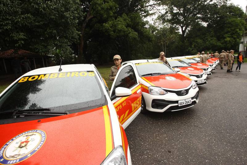 Na mesma cerimônia que entregou as viaturas para serviços de vistoria, o governador Simão Jatene fez uma visita técnica às instalações da nova Policlínica ao Corpo de Bombeiros Militar do Estado. Um prédio no Quartel do Comando Geral da corporação foi reformado e adaptado para receber a Policlínica, que oferta assistência médico-odontológico, psicológico e de primeiros socorros aos bombeiros militares e seus dependentes.

FOTO: IGOR BRANDÃO / AG. PARÁ
DATA: 15.03.2018
BELÉM - PARÁ <div class='credito_fotos'>Foto: IGOR BRANDÃO / AG. PARÁ   |   <a href='/midias/2018/originais/0ec9e01b-1c42-4187-bee6-1b528837d7ee.jpg' download><i class='fa-solid fa-download'></i> Download</a></div>