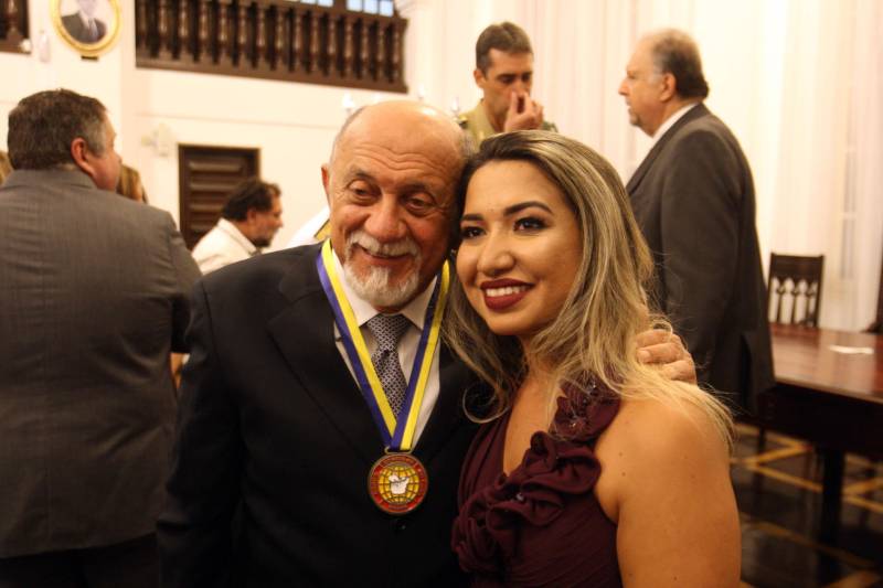 O governador Simão Jatene foi homenageado pela Associação do Corpo Consular no Estado do Pará (ACCP) com a Comenda do Mérito Consular João Clemente Baena Soares. A maior honraria da entidade foi entregue na noite desta quinta-feira (22), no salão nobre do prédio sede da Associação Comercial do Pará (ACP), em Belém.

FOTO: IGOR BRANDÃO / AG. PARÁ
DATA: 22.02.2018
BELÉM - PARÁ <div class='credito_fotos'>Foto: IGOR BRANDÃO / AG. PARÁ   |   <a href='/midias/2018/originais/0eeb6d80-b8ea-4e1a-8cd1-f01875c5d79f.jpg' download><i class='fa-solid fa-download'></i> Download</a></div>