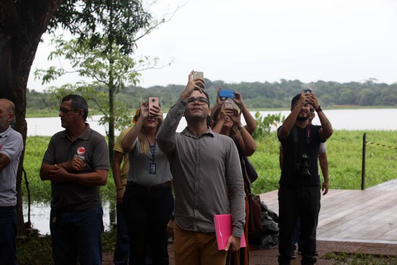 Jornalistas, influenciadores digitais e membros da sociedade civil organizada participaram, nesta quinta-feira (15), da visita guiada ao Parque Estadual do Utinga (Peut) que será inaugurado na sexta-feira (16), às 16h30. Os convidados foram recebidos pelo secretário estadual de Cultura, o arquiteto Paulo Chaves; pelo presidente do Ideflor-bio, Thiago Novaes; pelo gerente do Peut, Julio Meyer; pelo secretário de comunicação, Daniel Nardin e pelo representante da diretoria da Unidade de Conservação do Parque, Wendel Andrade. O evento começou às 9h com a apresentação das melhorias feitas no espaço durante as obras, dos serviços que funcionarão no local e de algumas normas de utilização desse novo equipamento. 

FOTO: SIDNEY OLIVEIRA / AG. PARÁ
DATA: 15.03.2018
BELÉM - PARÁ <div class='credito_fotos'>Foto: Sidney Oliveira/Ag. Pará   |   <a href='/midias/2018/originais/0f395aaa-552f-4a2d-a8a0-b8d2427cf218.jpg' download><i class='fa-solid fa-download'></i> Download</a></div>