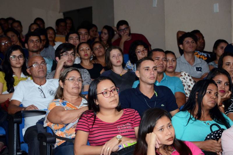 O I Circuito de Palestra do Ensino Profissionalizante promovido pela Escola Técnica Deodoro de Mendonça, em Belém, marcou o acolhimento dos alunos na abertura do ano letivo 2018. O evento foi realizado nesta semana, entre os dias 19 e 21, e trouxe ao debate temas como: Logística e Tecnologias, Gestão de Projetos, Inclusão Escolar, Empreendedorismo e Normas Educacionais. Todos recorrentes dos cursos profissionalizantes oferecidos pela instituição.Cerca de 700 estudantes participaram da programação que terminou com uma palestra da mestre em Educação e técnica do Serviço de Apoio à Micro e Pequenas Empresas (Sebrae-Pará), Isabelle Leite Elleres. Ela falou sobre Empreendedorismo e interagiu com a plateia para estimular  diversos saberes, contribuindo para despertar nos estudantes o desejo de empreender, mas com planejamento prévio para maximizar resultados.

FOTO: FERNANDO NOBRE / ASCOM SEDUC
DATA: 22.02.2018
BELÉM - PARÁ <div class='credito_fotos'>Foto: FERNANDO NOBRE/ASCOM SEDUC   |   <a href='/midias/2018/originais/0f400827-007d-4fd4-99a0-695ff23f6284.jpg' download><i class='fa-solid fa-download'></i> Download</a></div>