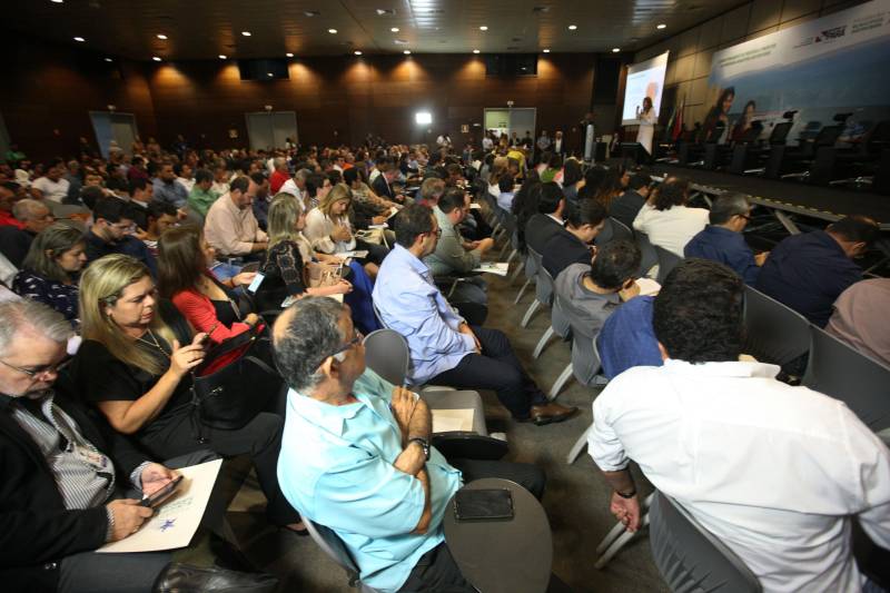 Foi aberta na manhã desta quarta-feira (7) a 3ª Reunião do Fórum Permanente de Prefeitas e Prefeitos dos Municípios Sustentáveis, que terá como tema central a governança compartilhada. O evento reúne gestores e técnicos dos 141 municípios que manifestaram interesse em adotar as diretrizes do programa e trará palestras e painéis com especialistas da área, além dos resultados alcançados com o auxílio do Programa Municípios Sustentáveis (PMS), gerido pela Secretaria Extraordinária de Municípios Sustentáveis (Semsu), principalmente no âmbito da gestão fiscal das prefeituras. A programação se estende até a quinta-feira (8), no Hangar Convenções e Feiras da Amazônia.

FOTO: SIDNEY OLIVEIRA / AG. PARÁ
DATA: 07.02.2018
BELÉM - PARÁ <div class='credito_fotos'>Foto: Sidney Oliveira/Ag. Pará   |   <a href='/midias/2018/originais/0fea4a62-c3fc-41dd-a8c1-a6e46fdc0d8d.jpg' download><i class='fa-solid fa-download'></i> Download</a></div>