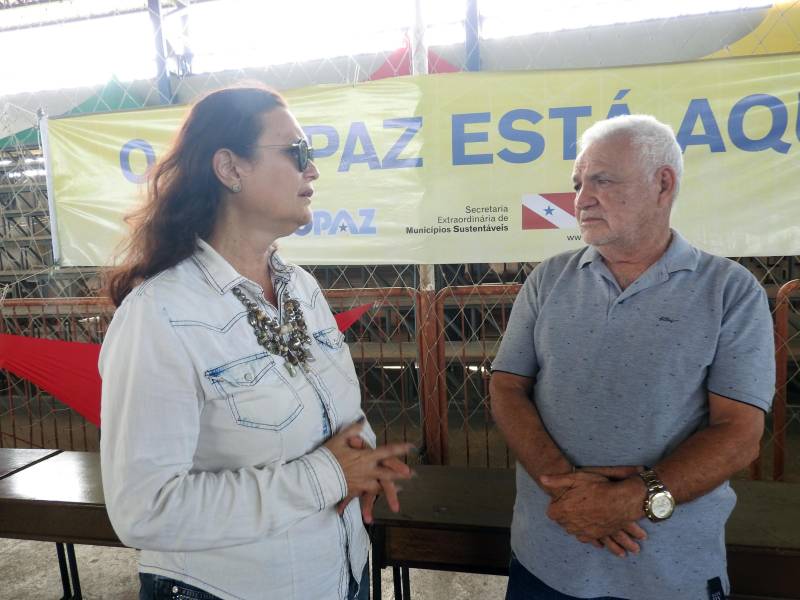 Termina neste sábado, 17, o atendimento da Caravana Pro Paz Cidadania em Bragança, município localizado na região nordeste do estado. Com o apoio da prefeitura e secretarias estaduais, a ação começou na quinta-feira, 15, no ginásio do Senai. Até o momento, mais de dois mil atendimentos foram feitos. A população pode solicitar a emissão de RG, CPF, certidão de nascimento (1° e 2° via), Id Jovem, identidade de nome social e aconselhamento jurídico. Na foto, Mônica Altman, presidente da Fundação Pro Paz (e).

FOTO: CARLOS SODRÉ / AG. PARÁ
DATA: 16.03.2018
BRAGANÇA - PARÁ <div class='credito_fotos'>Foto: Carlos Sodré/Agência Pará   |   <a href='/midias/2018/originais/1023f78b-e5d8-4dba-a449-89ca47b7b557.jpg' download><i class='fa-solid fa-download'></i> Download</a></div>